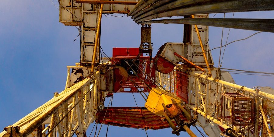 oil-and-gas-drilling-rig-onshore-dessert-with-dramatic-cloudscape-oil-drilling-rig-operation-on-the-oil-platform-in-oil-and-gas-industry-land-drilling-rig-blue-sky